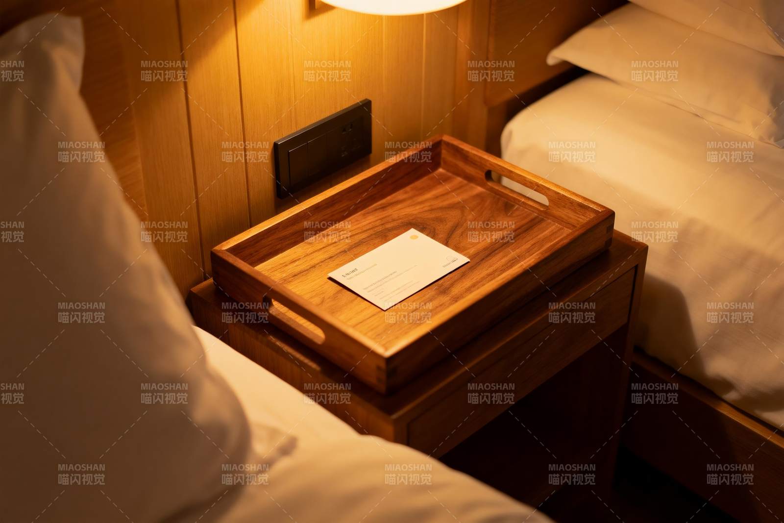 温馨卧室床头木质托盘图片