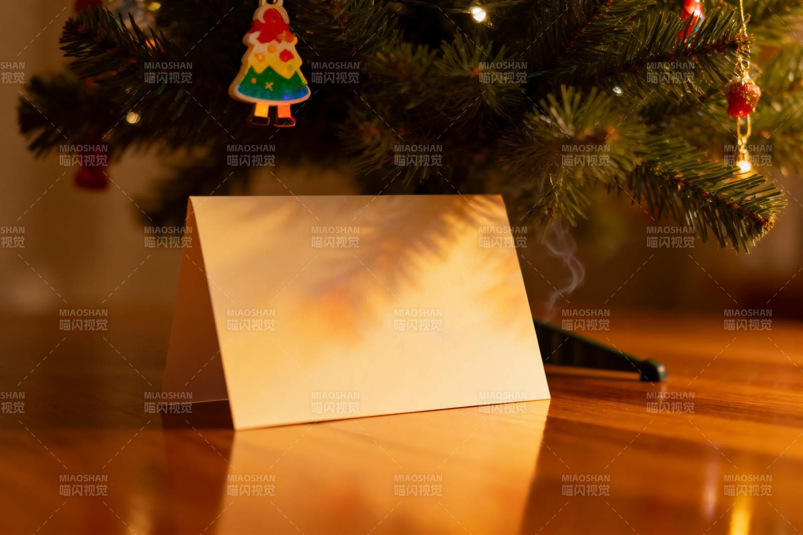 圣诞树下空白贺卡静物图片