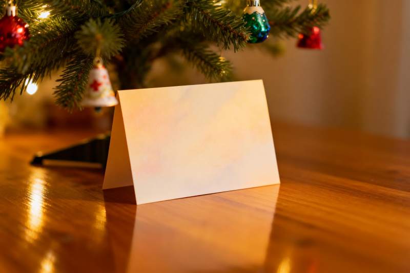 圣诞树旁的空白贺卡图片