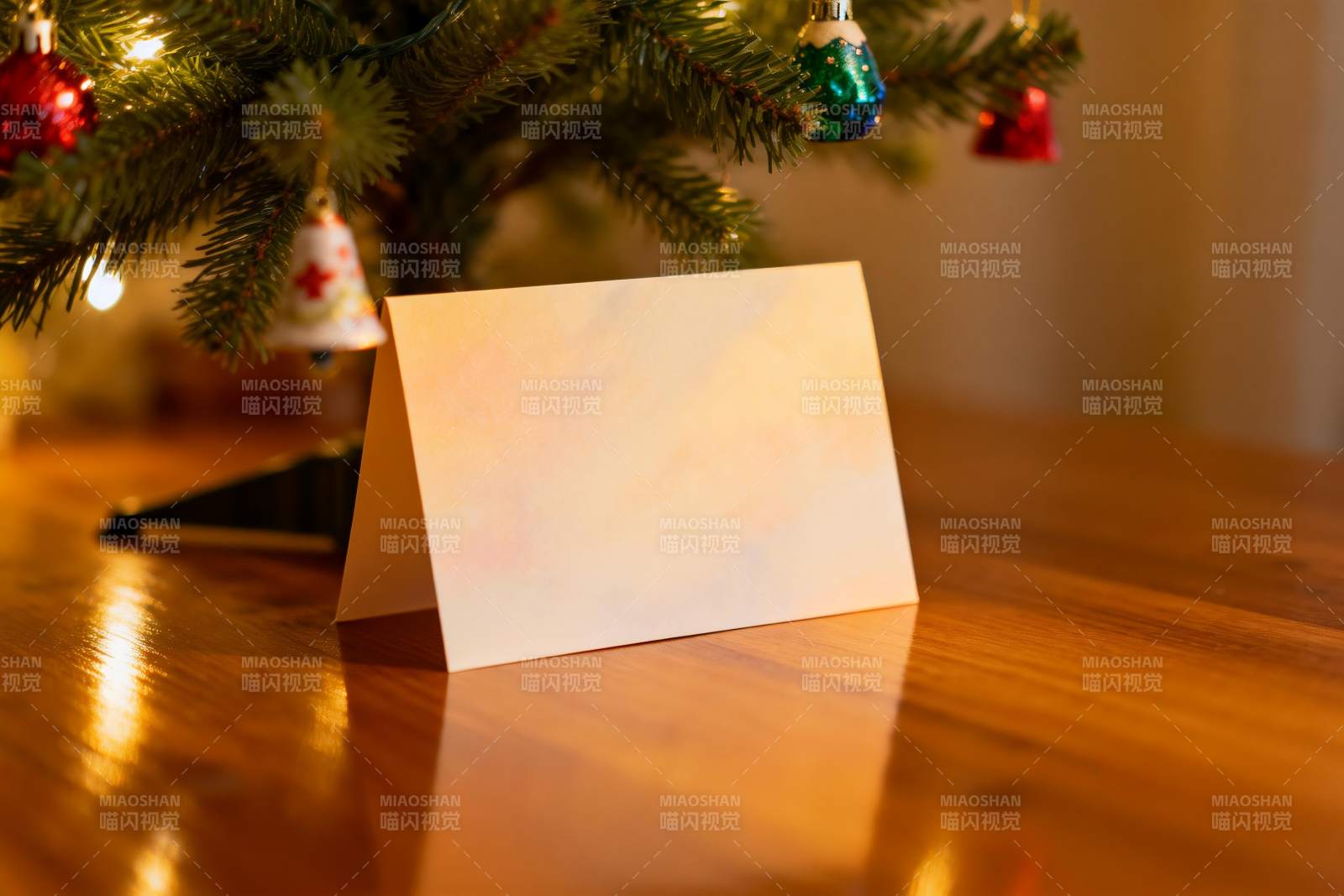 圣诞树旁的空白贺卡图片