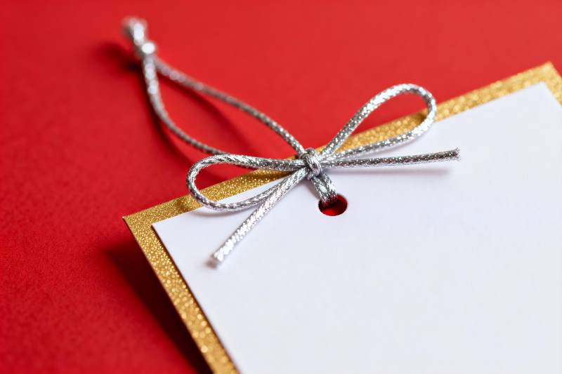 红色背景上的金色边礼品标签图片