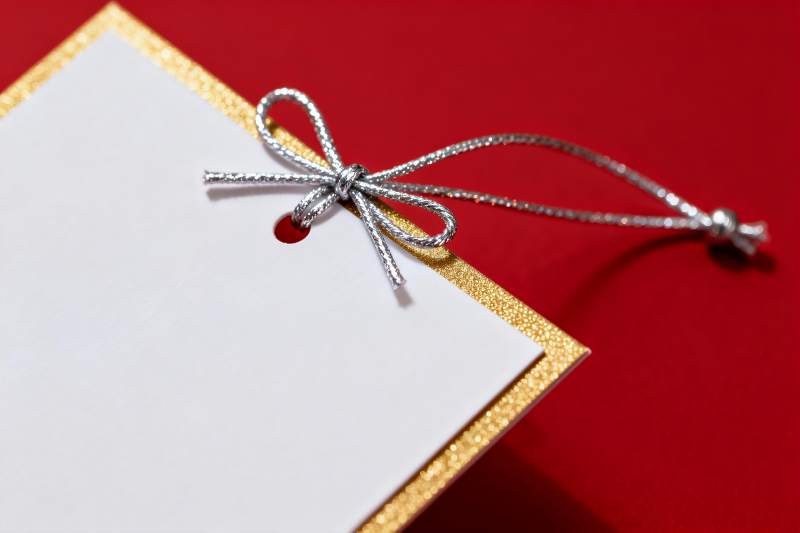 红色背景上的金色边框卡片图片