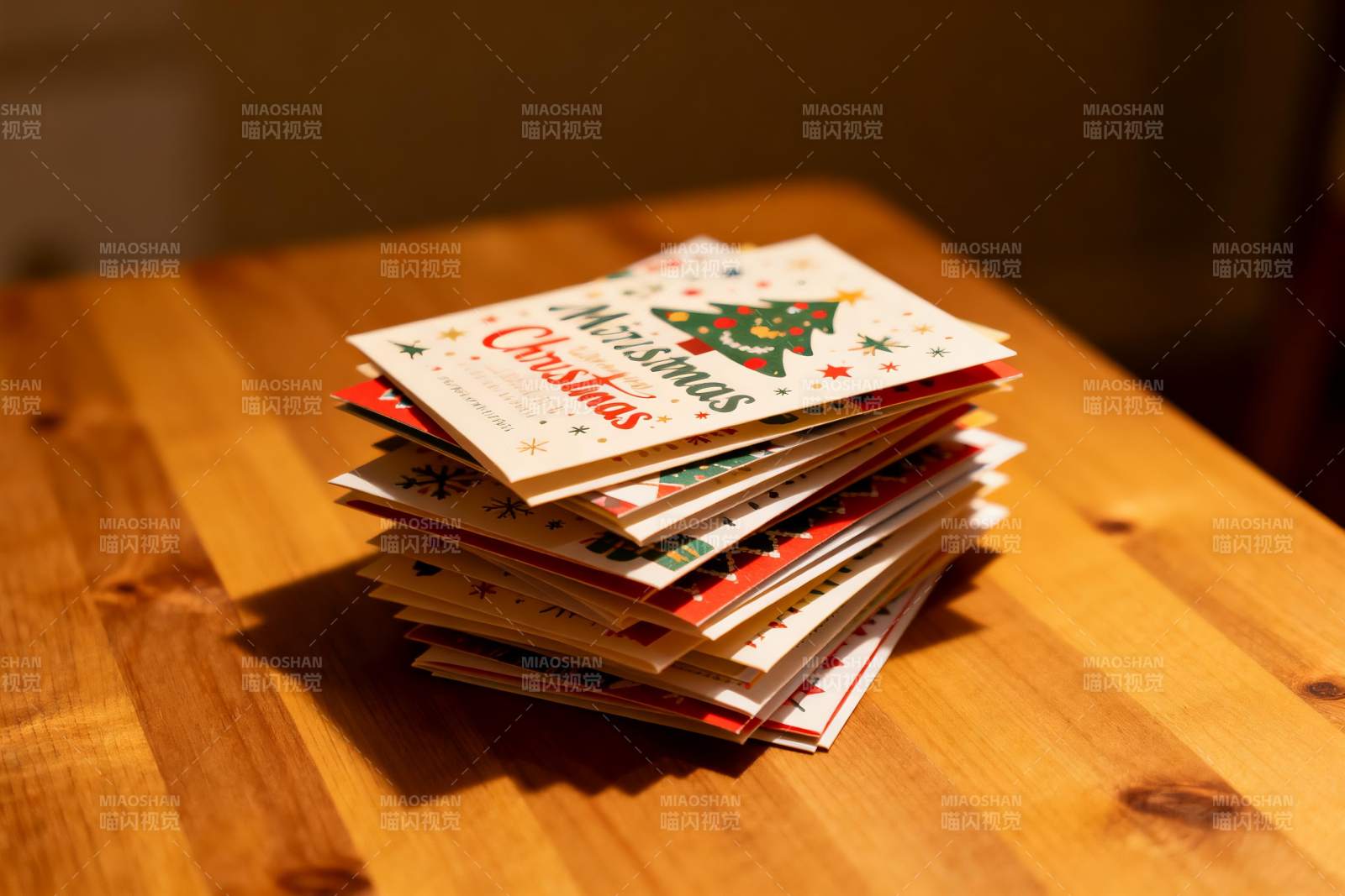 圣诞贺卡堆叠木质桌面图片