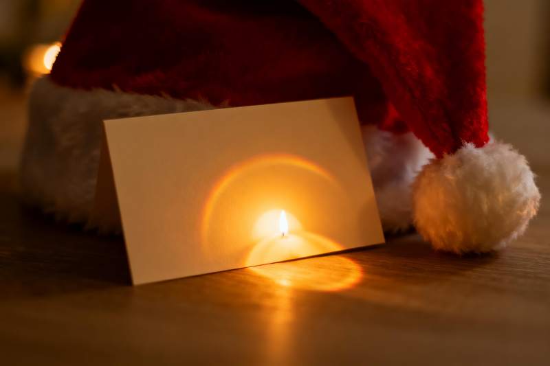 圣诞帽烛光卡片温馨静物图片