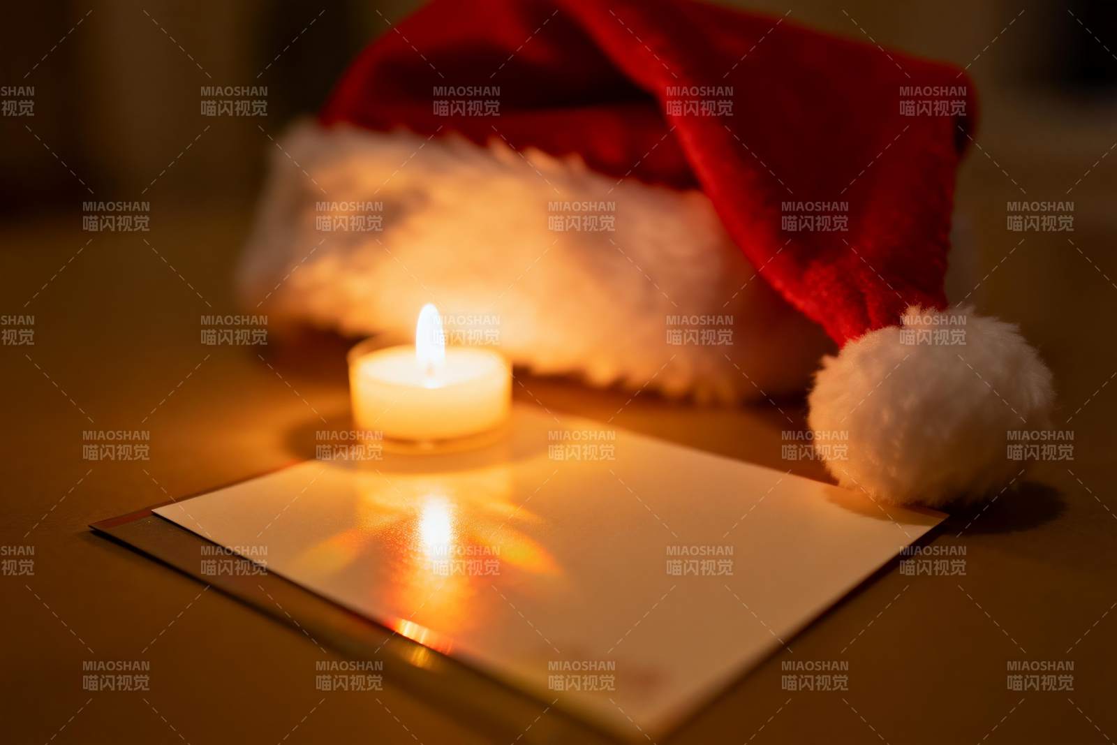 圣诞帽蜡烛卡片温馨静物图片