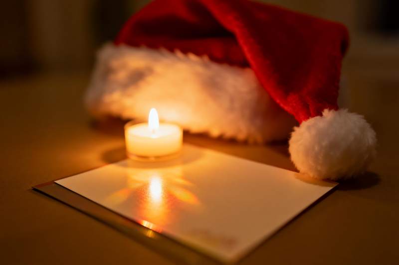 圣诞帽蜡烛卡片温馨静物图片