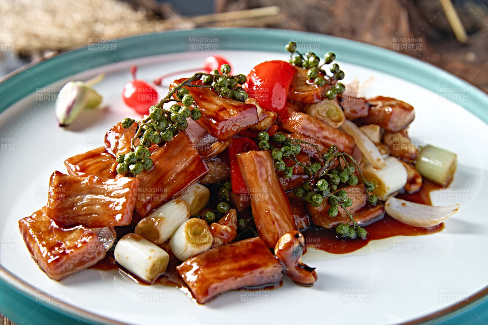 藤椒葱香酱爆猪里脊段图片