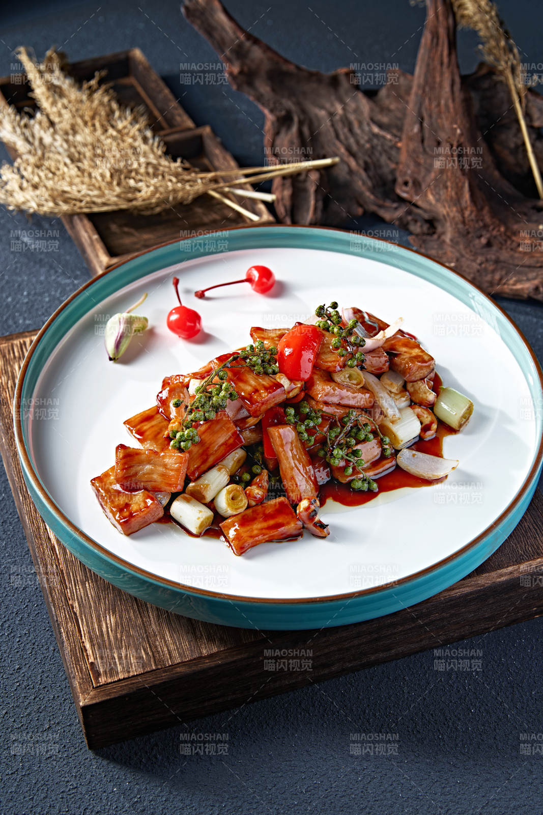 藤椒葱香酱爆猪里脊段图片