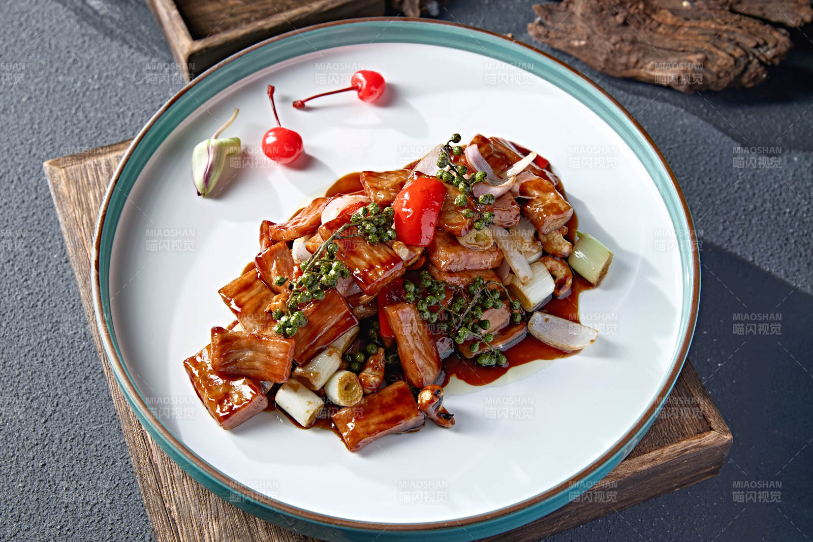 藤椒葱香酱爆猪里脊段图片