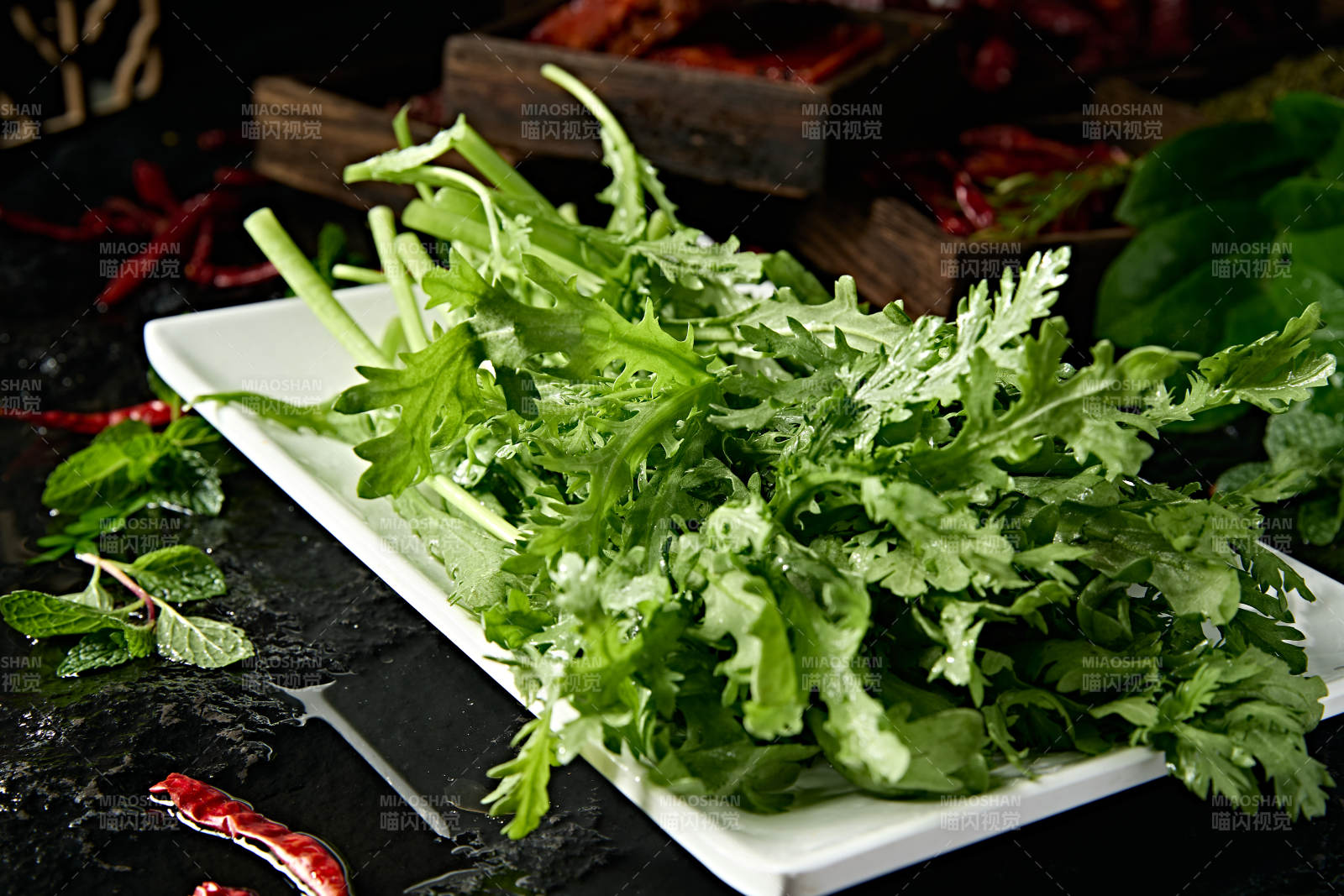 新鲜的火锅食材茼蒿蒿子秆图片