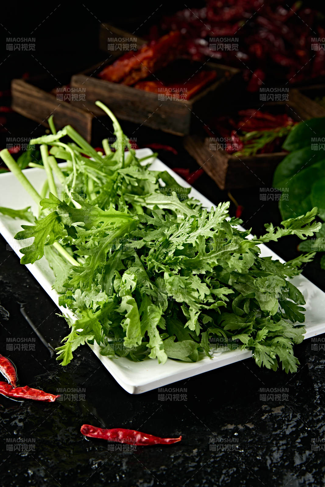 新鲜的火锅食材茼蒿蒿子秆图片