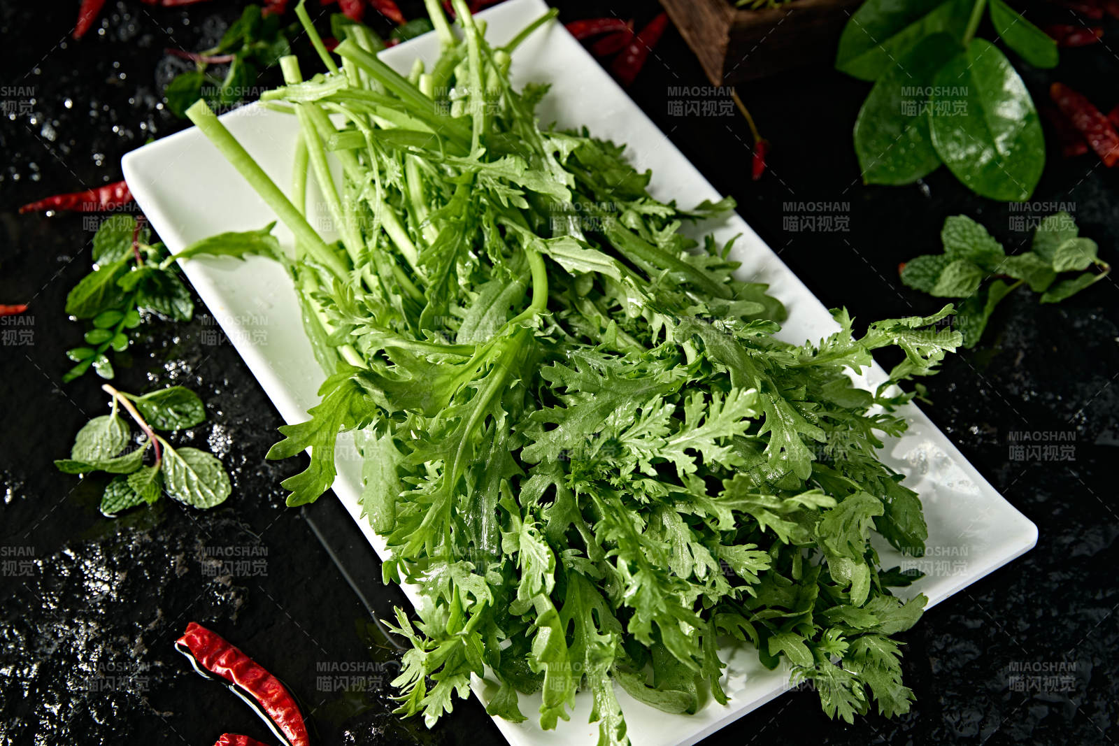 新鲜的火锅食材茼蒿蒿子秆图片