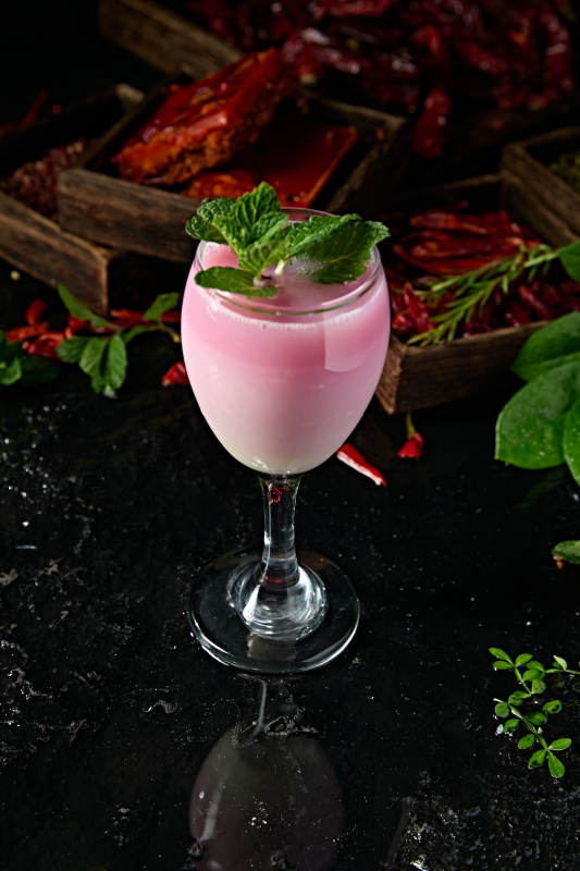 桃子味牛奶百加得调制的粉色回忆鸡尾酒图片