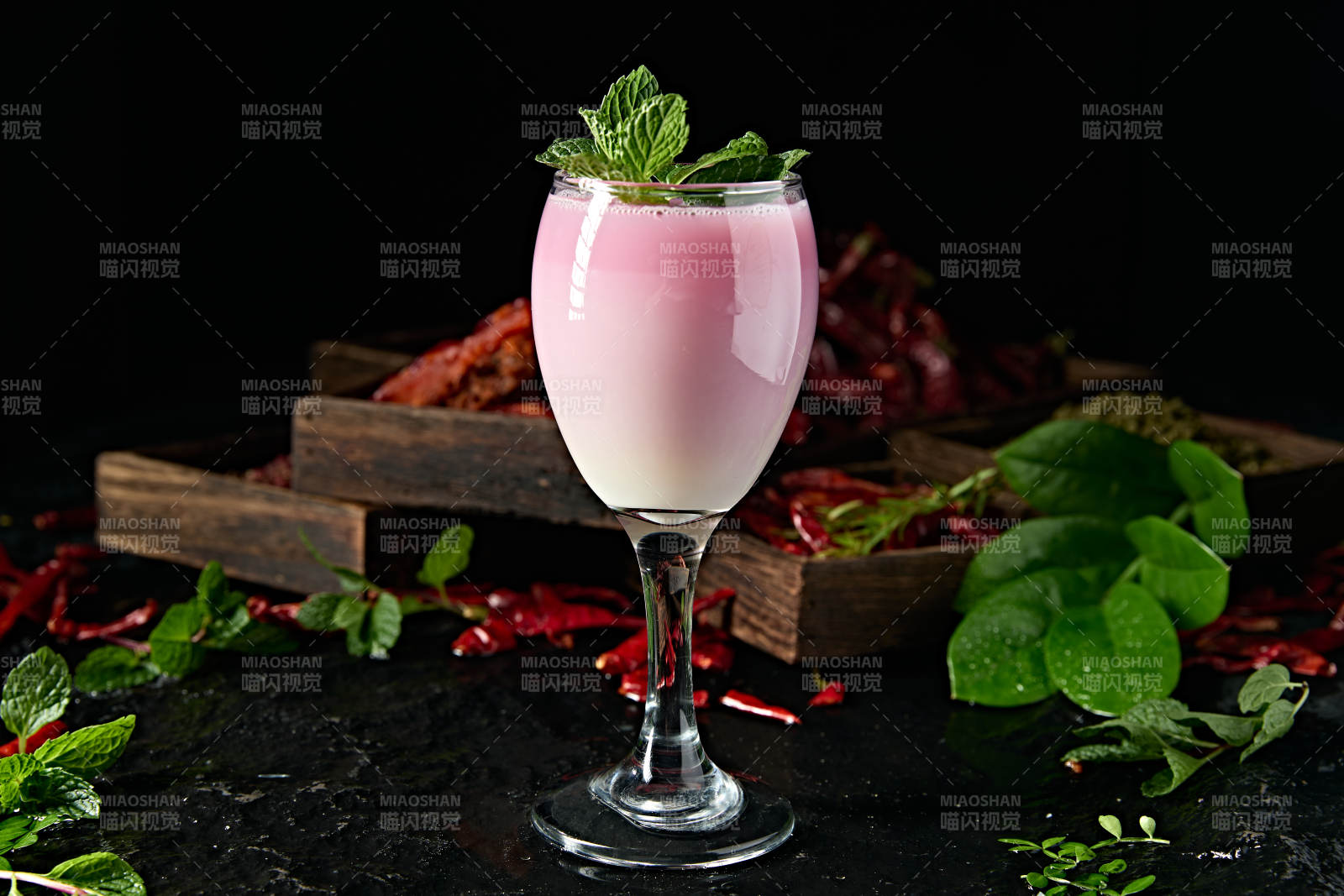 桃子味牛奶百加得调制的粉色回忆鸡尾酒图片