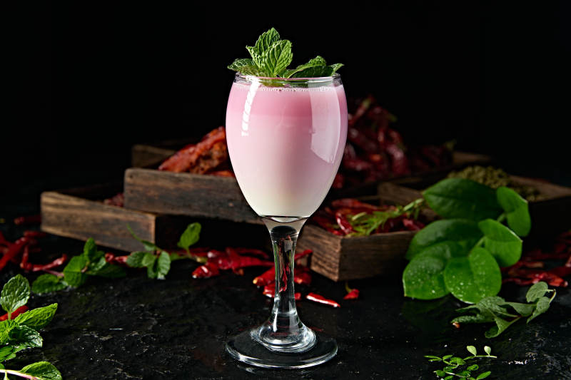 桃子味牛奶百加得调制的粉色回忆鸡尾酒图片