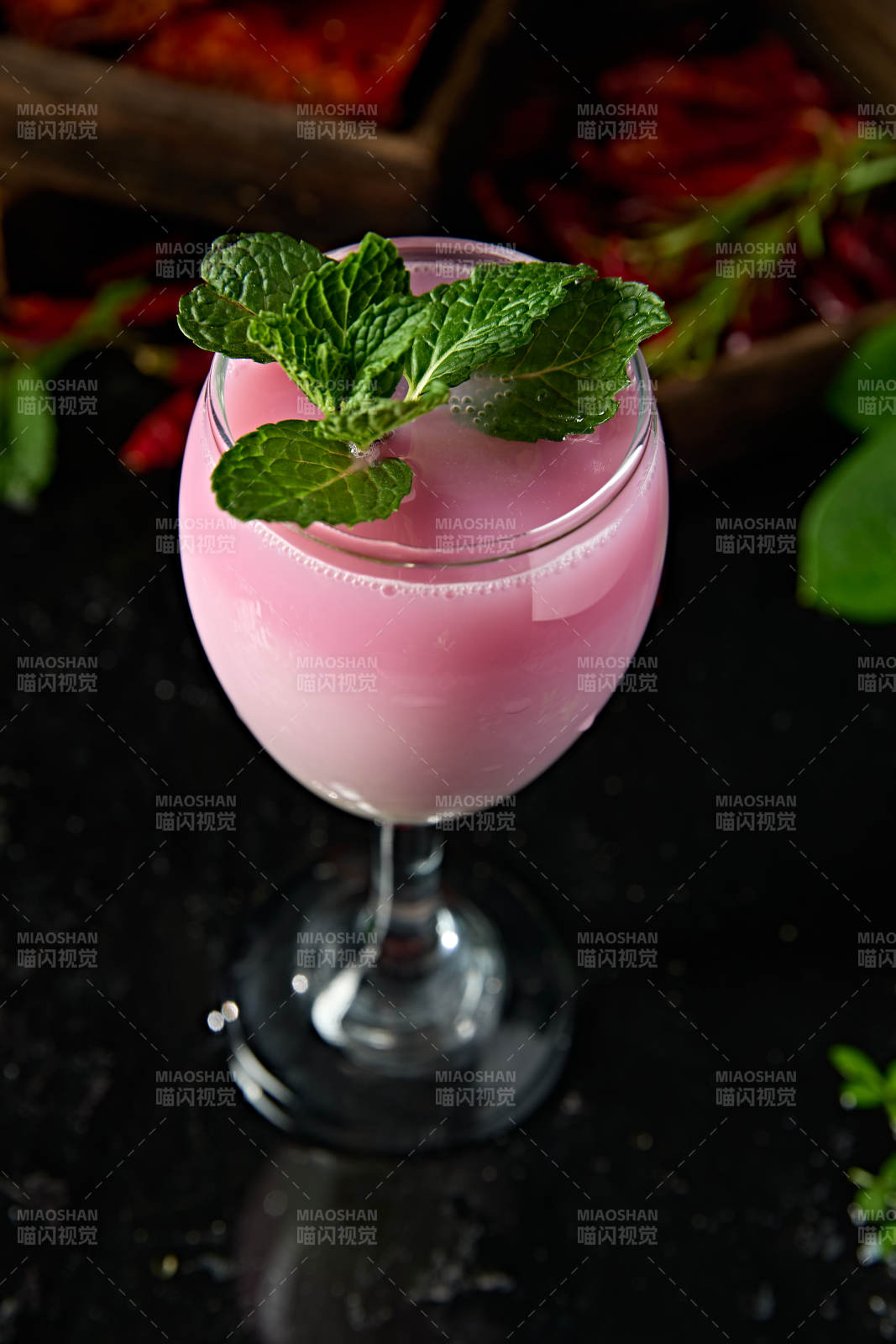 桃子味牛奶百加得调制的粉色回忆鸡尾酒图片