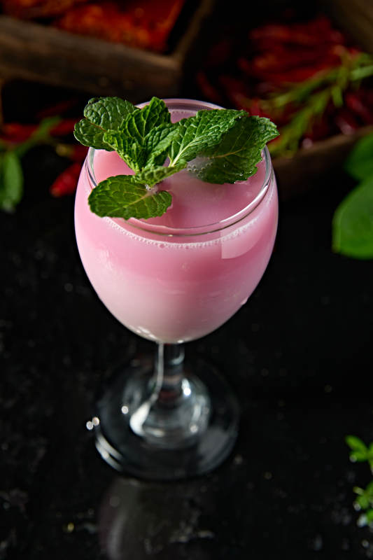 桃子味牛奶百加得调制的粉色回忆鸡尾酒图片