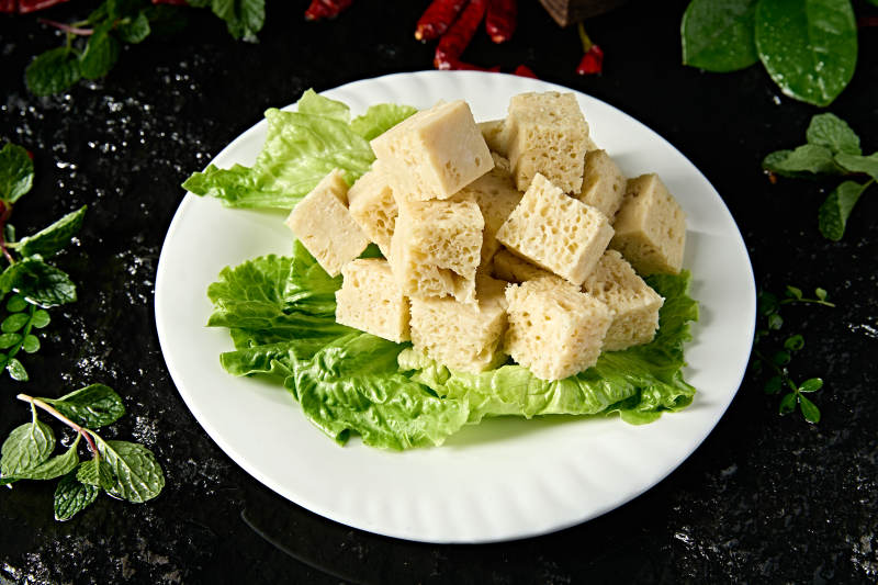 火锅食材一盘冻豆腐切片图片