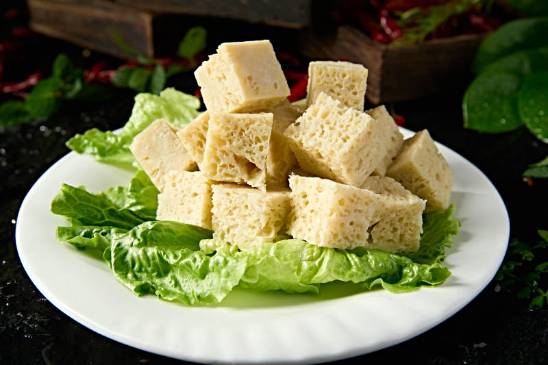 火锅食材一盘冻豆腐切片图片