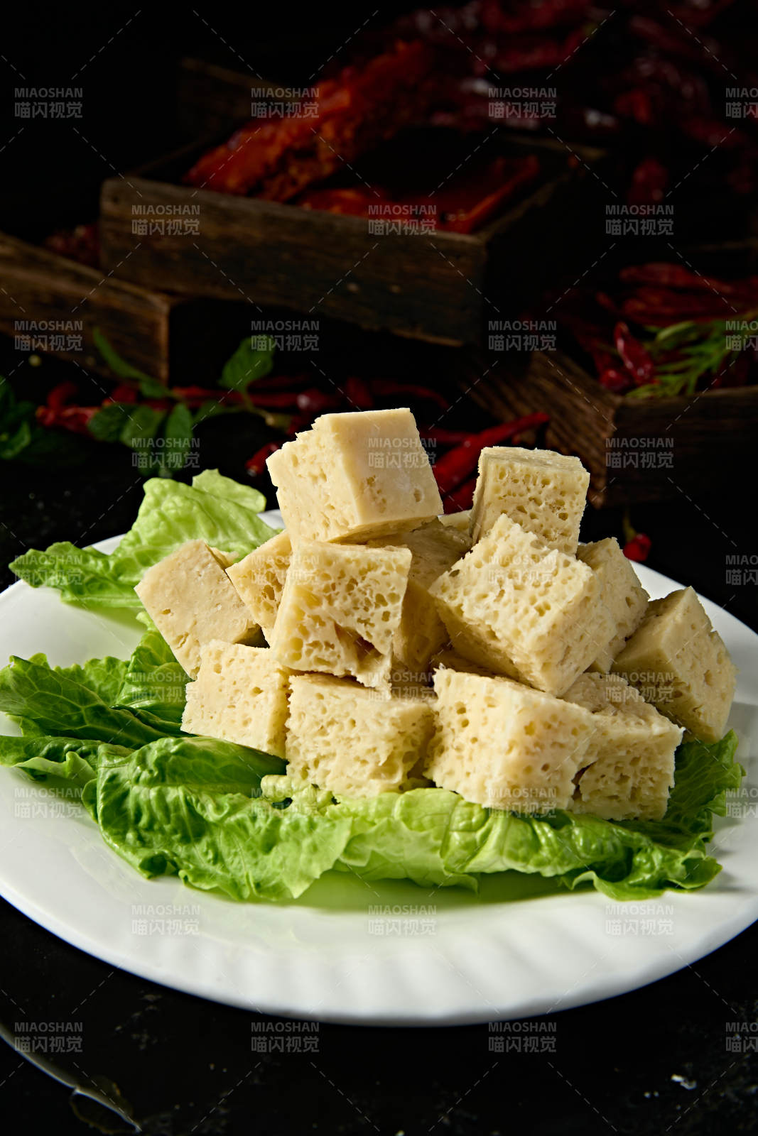 火锅食材一盘冻豆腐切片图片