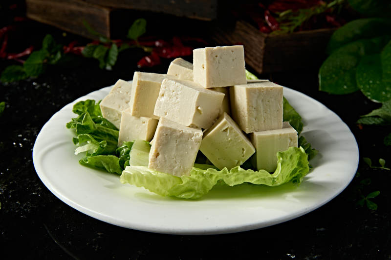 一盘新鲜的嫩豆腐切片图片