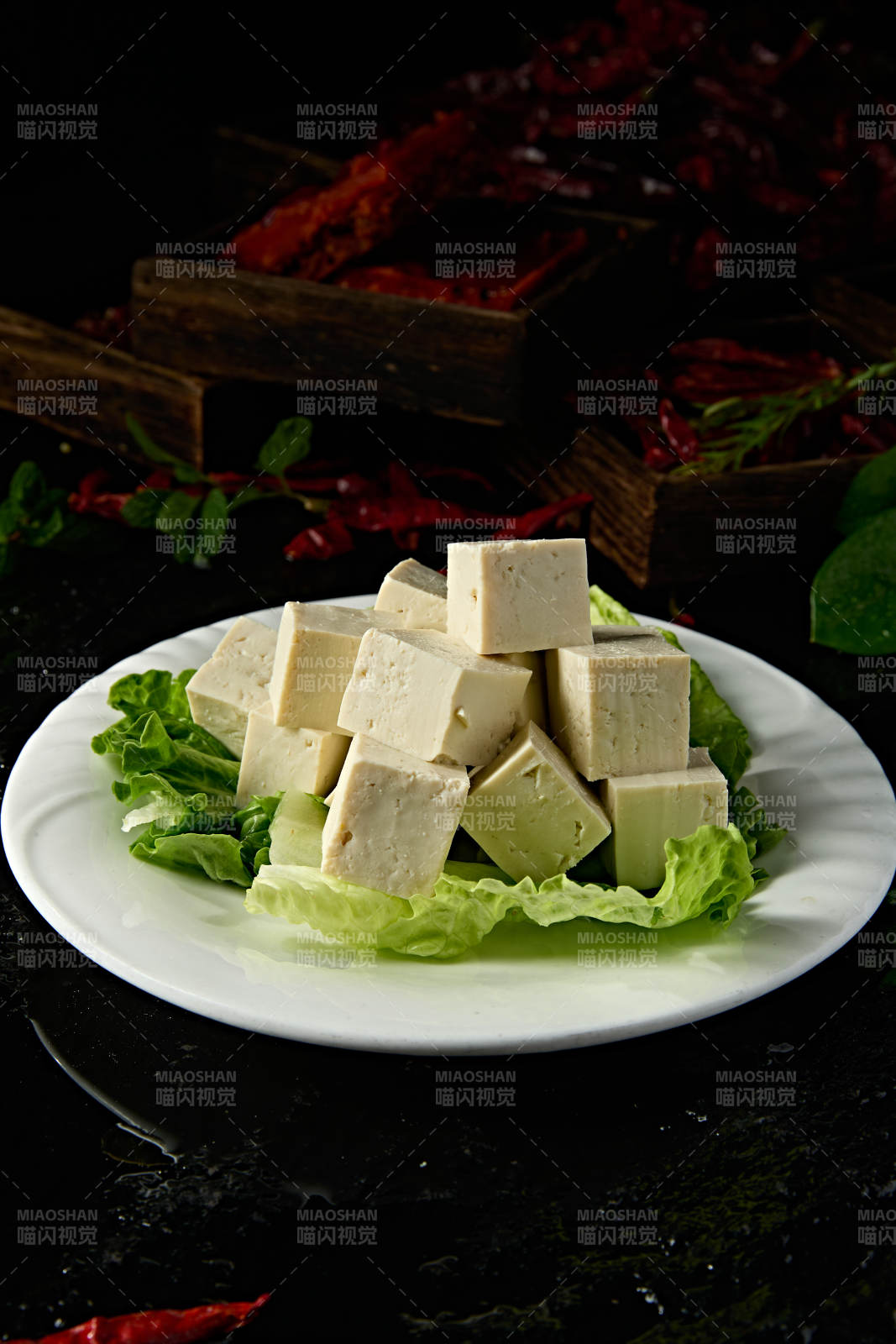 一盘新鲜的嫩豆腐切片图片