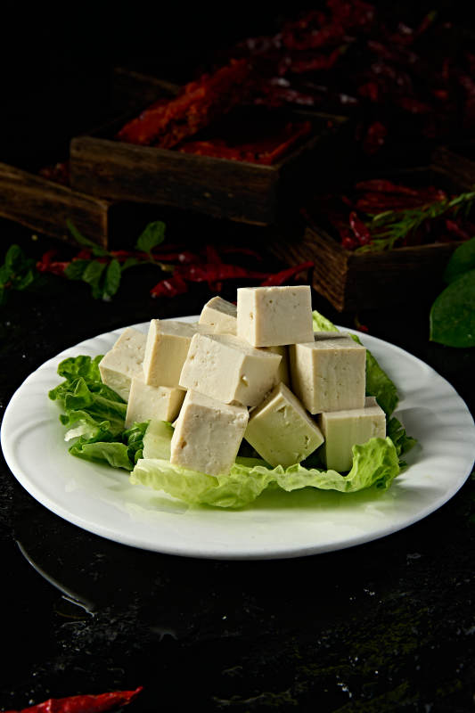 一盘新鲜的嫩豆腐切片图片