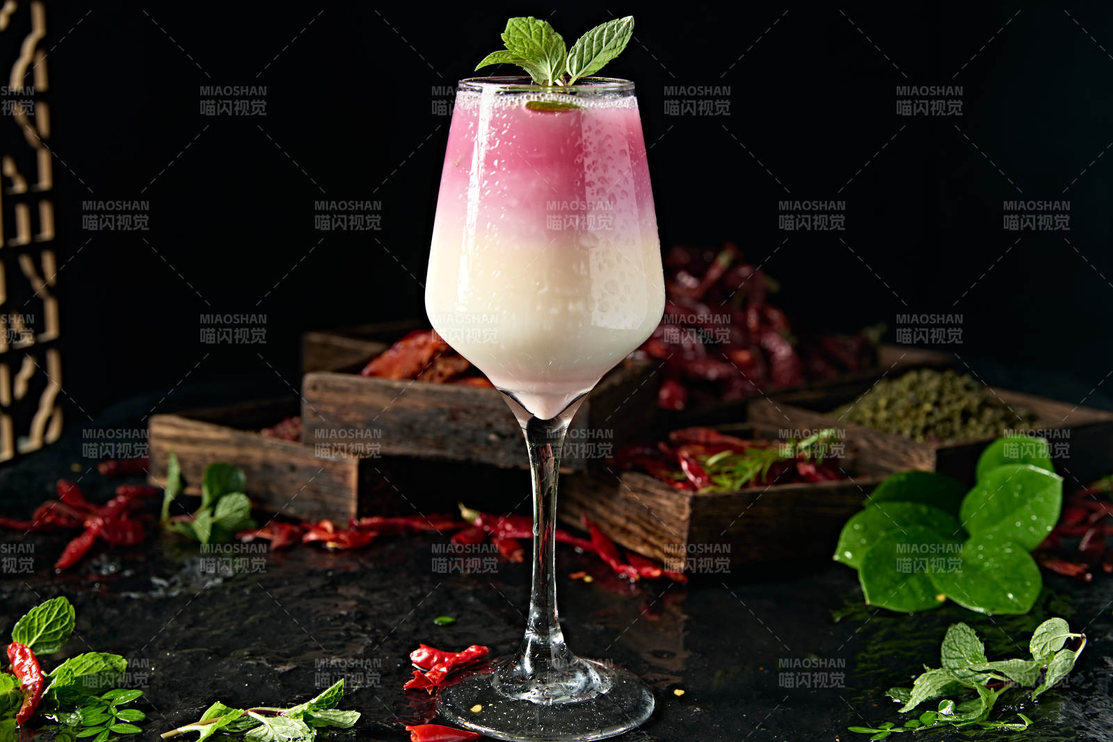 桃子味牛奶百加得调制的粉色回忆鸡尾酒图片