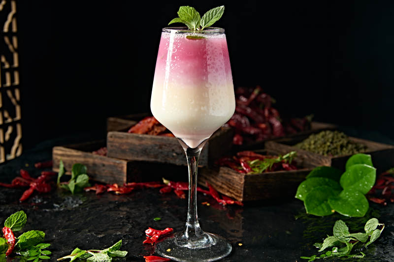 桃子味牛奶百加得调制的粉色回忆鸡尾酒图片