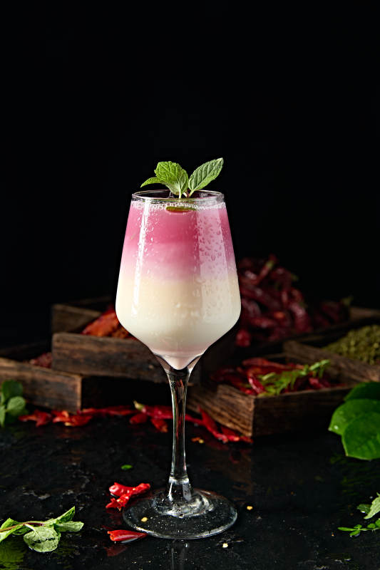 桃子味牛奶百加得调制的粉色回忆鸡尾酒图片