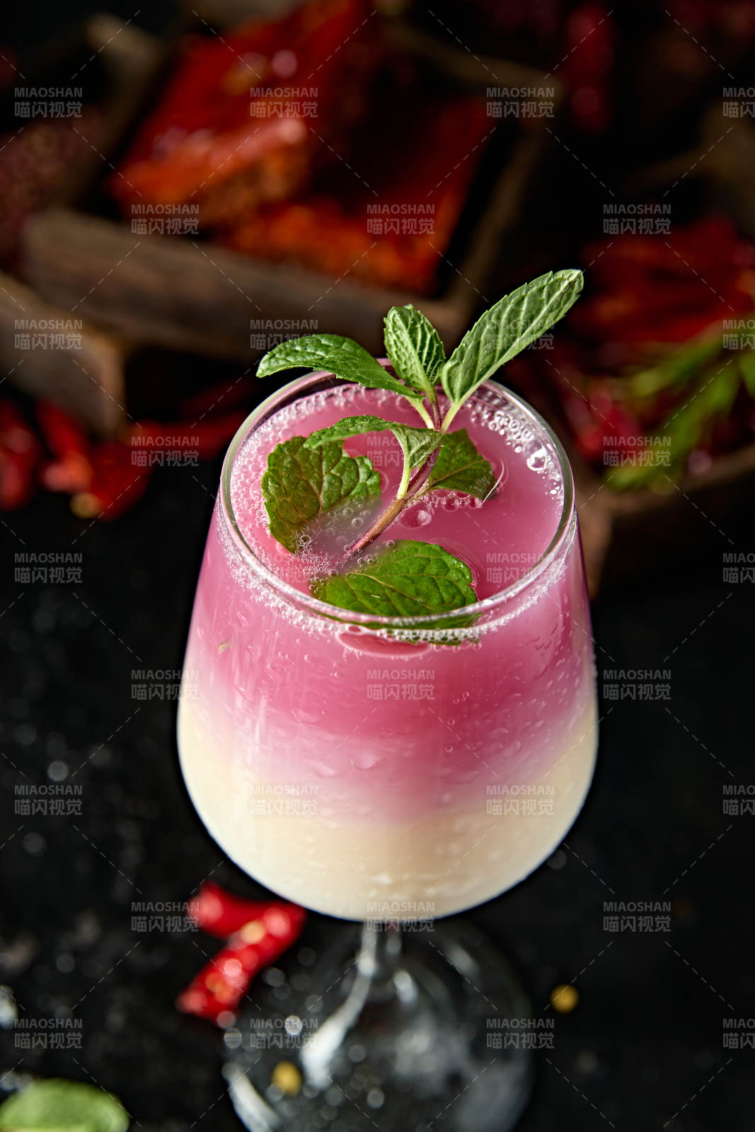 桃子味牛奶百加得调制的粉色回忆鸡尾酒图片