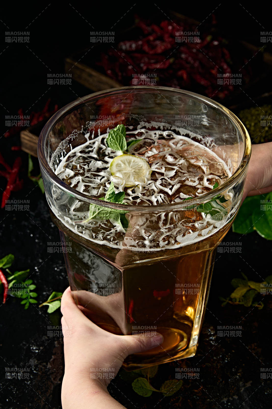 挑战超大杯鲜啤酒图片