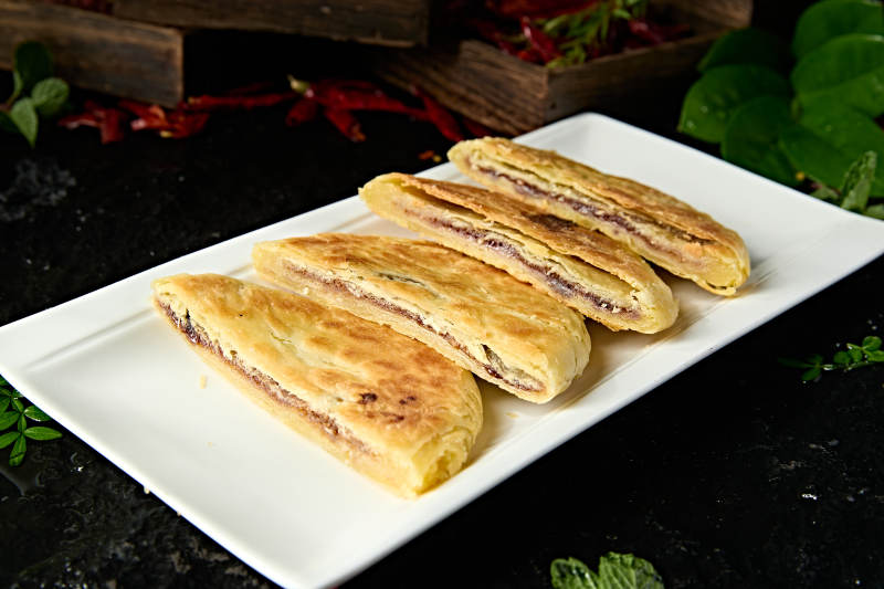 白色瓷盘装美味糖酥饼图片