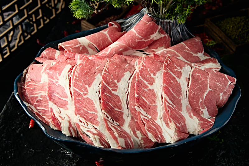 火锅涮品和牛肉卷切片图片