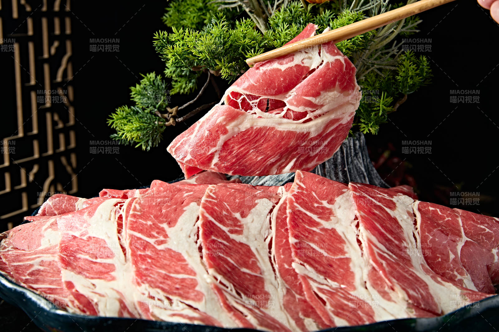 火锅涮品和牛肉卷切片图片