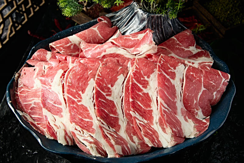 火锅涮品和牛肉卷切片图片