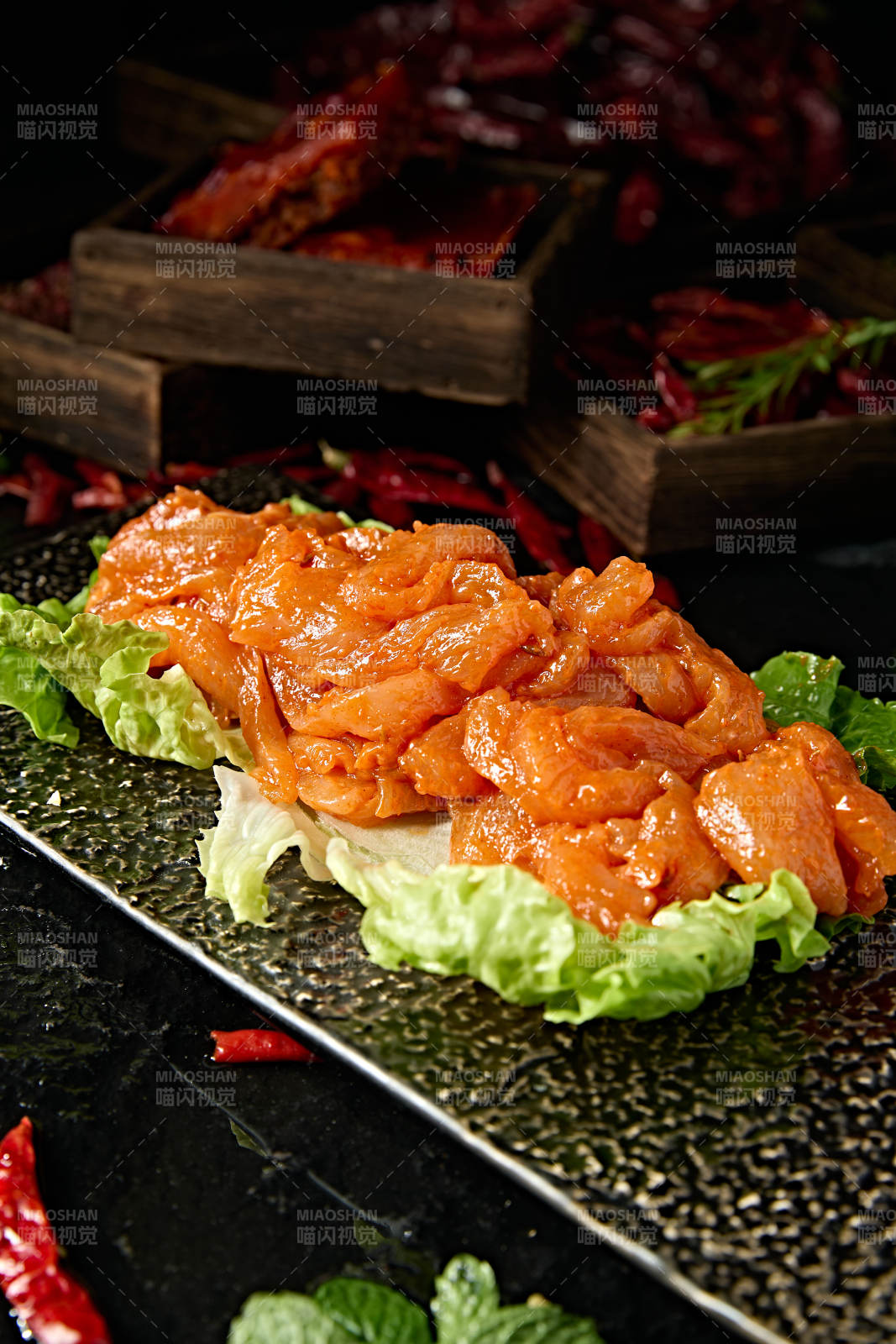 火锅涮品腌制麻辣鲜鸡肉图片