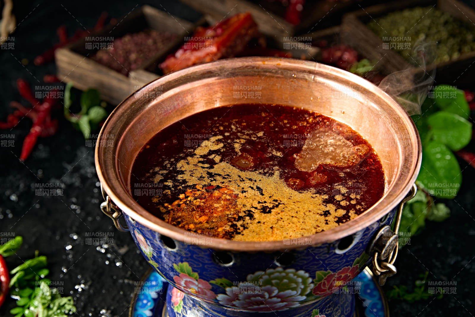 小火锅汤底麻辣牛油锅图片