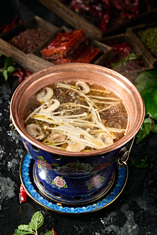 景泰蓝小火锅山珍菌汤锅底图片