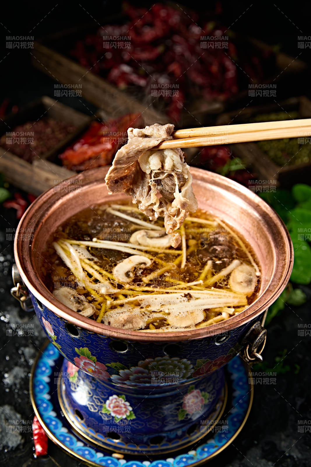 景泰蓝小火锅山珍菌汤锅底图片