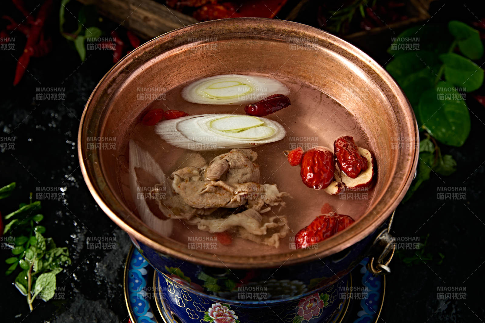 迷你小火锅清汤高汤锅底图片