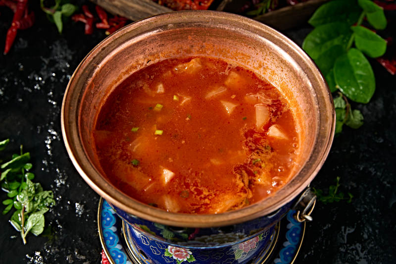 小火锅装的番茄锅底图片