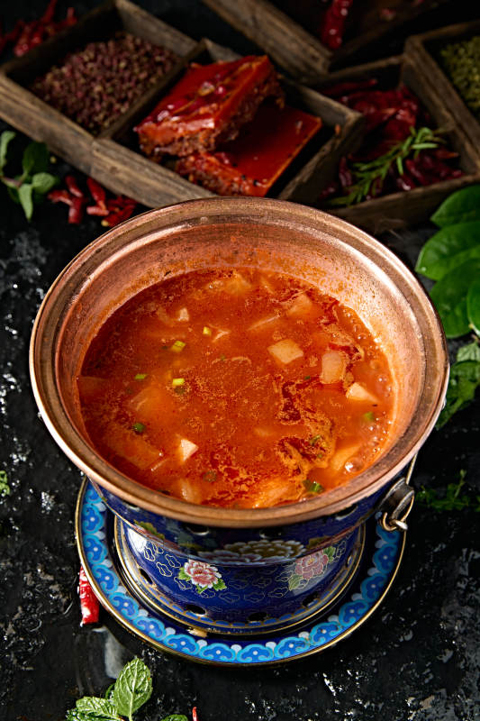 小火锅装的番茄锅底图片