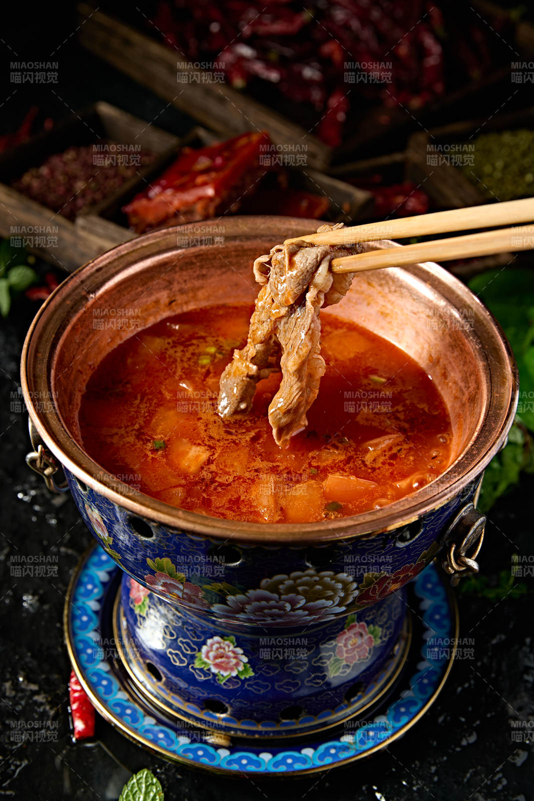 小火锅装的番茄锅底图片