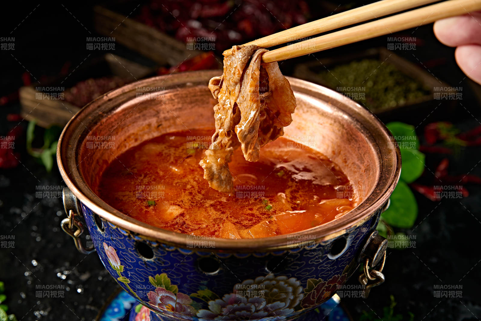 小火锅装的番茄锅底图片