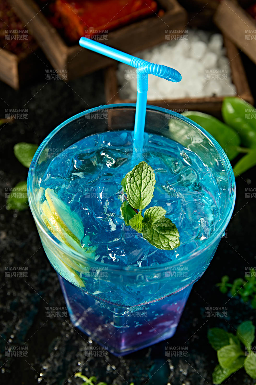 夏季清凉饮料柠檬薄荷蓝色海洋图片