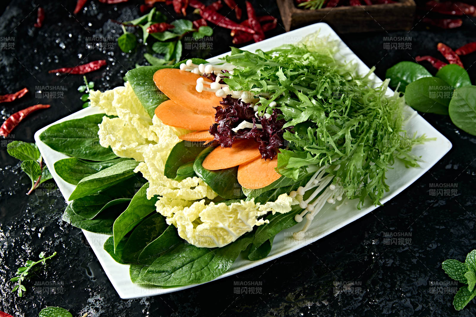 新鲜的火锅食材蔬菜拼盘图片