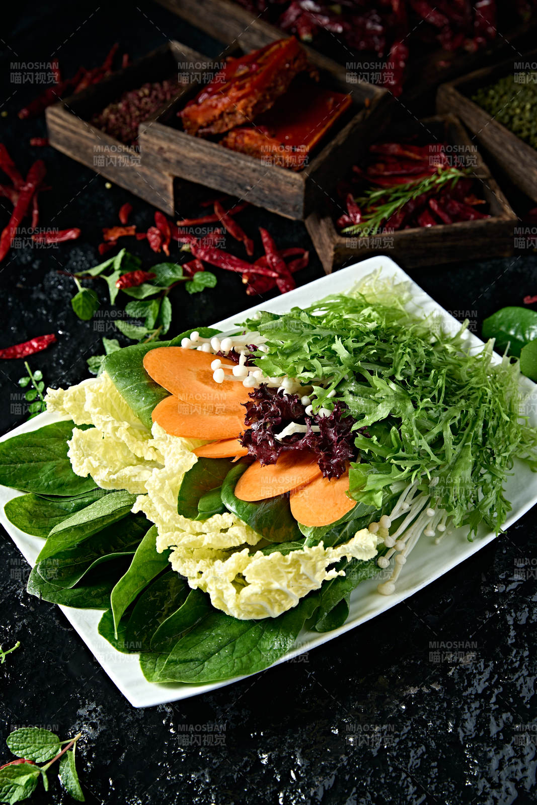 新鲜的火锅食材蔬菜拼盘图片