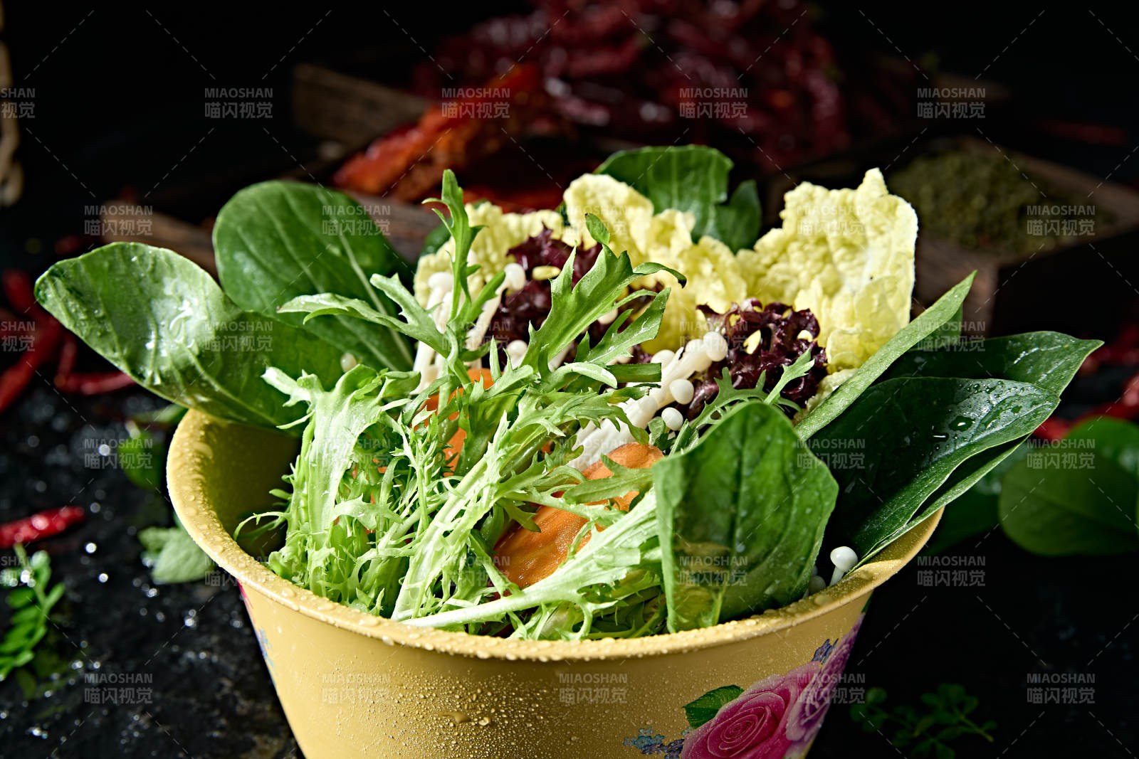 新鲜的火锅食材蔬菜拼盘图片