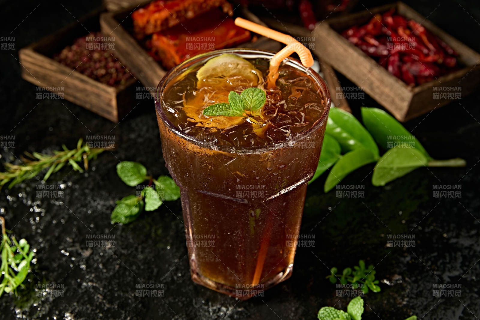 夏季清凉饮料柠檬冰红茶图片